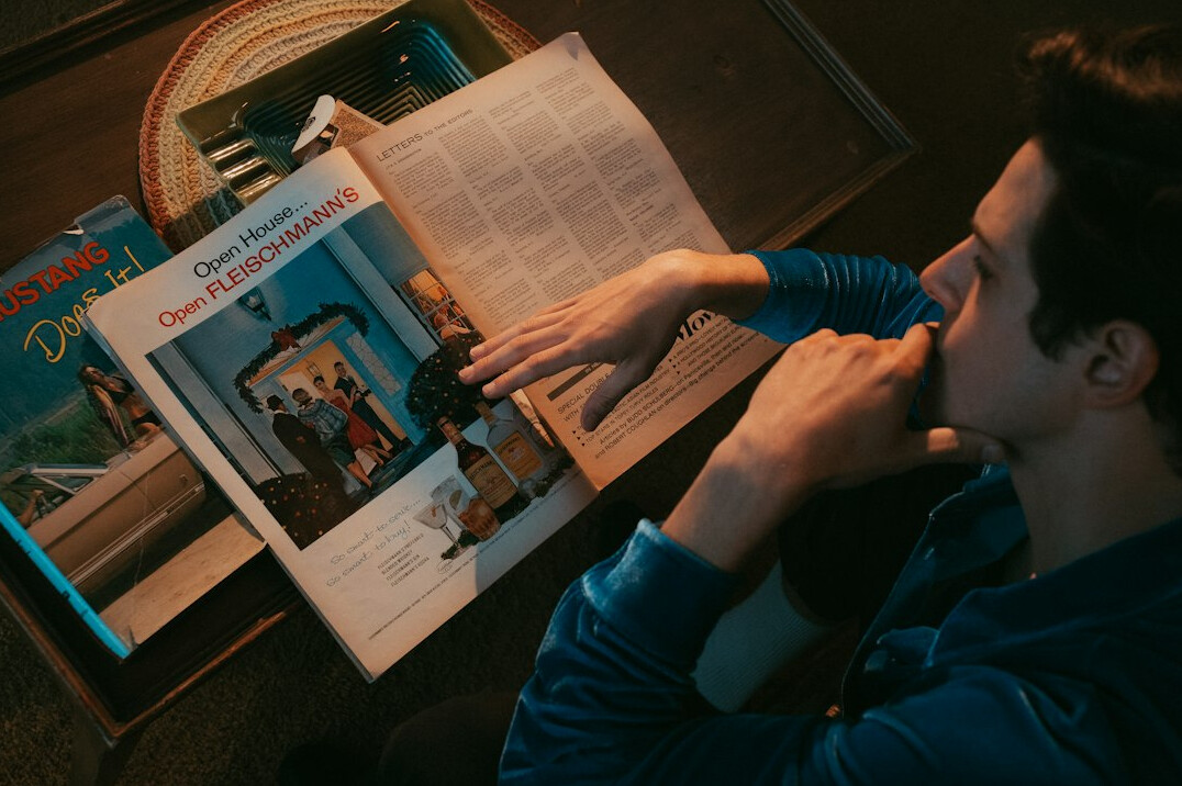 detective reading case file